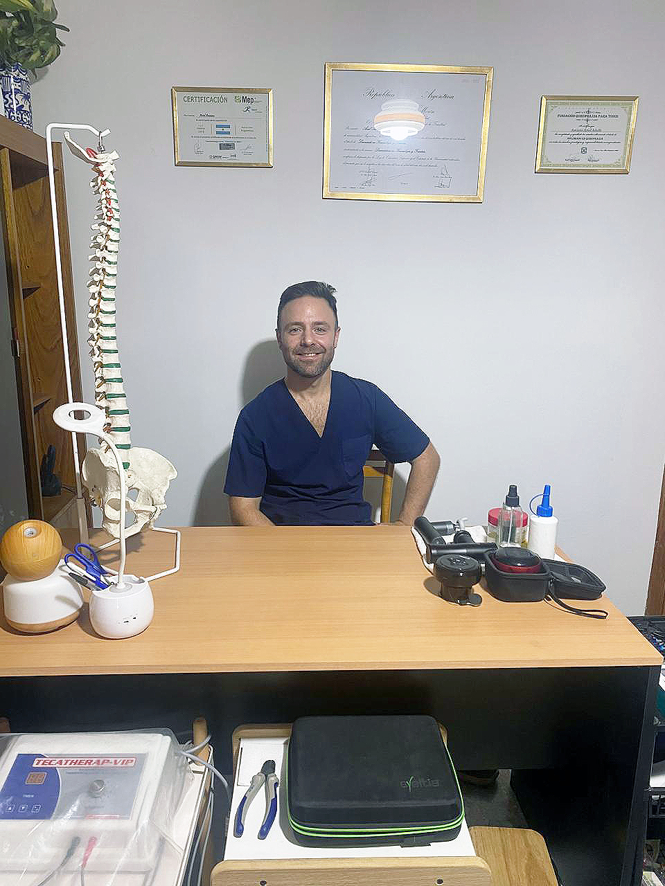 Ariel Amiano en su consultorio de kinesiología y quiropraxia en Ituzaingó