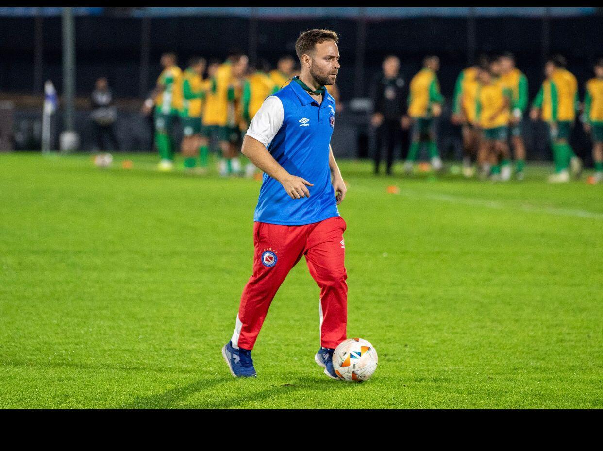 Ariel Amiano asistiendo a deportistas en una cancha profesional